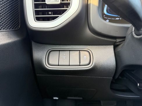 New 2025 Hyundai Venue Limited image 3