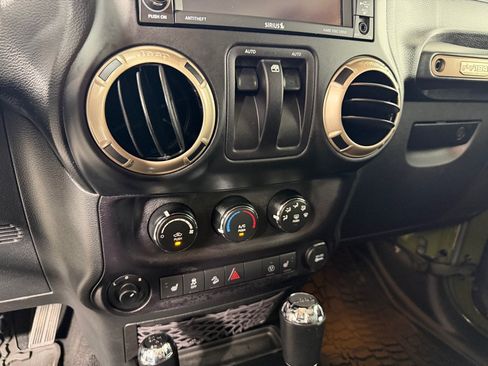 Used 2016 Jeep Wrangler Sahara AWD/4WD image 15