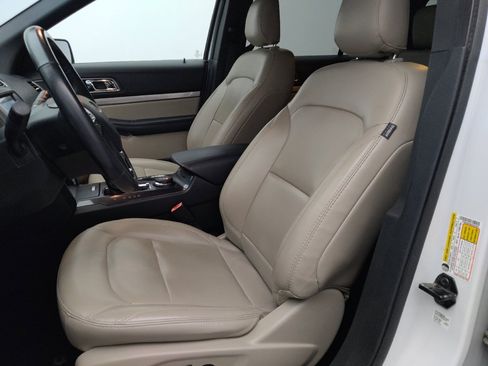 Used 2019 Ford Explorer XLT w/ Equipment Group 202A AWD/4WD image 17