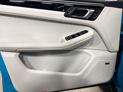 Certified 2023 Porsche Macan AWD/4WD image 22