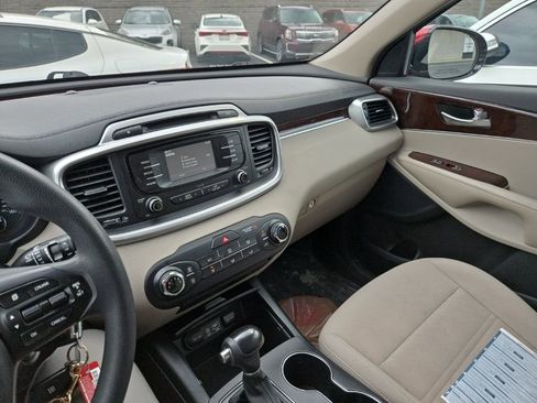 Used 2017 Kia Sorento AWD image 4