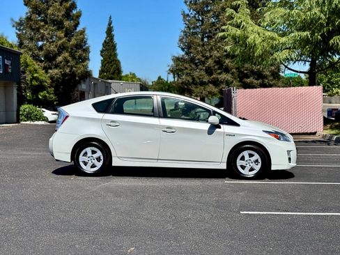 Used 2010 Toyota Prius Five image 2