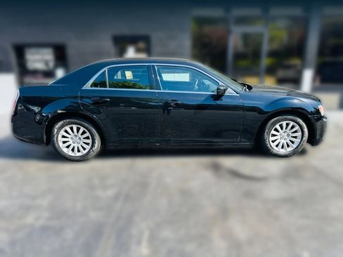 Used 2014 Chrysler 300 RWD image 6
