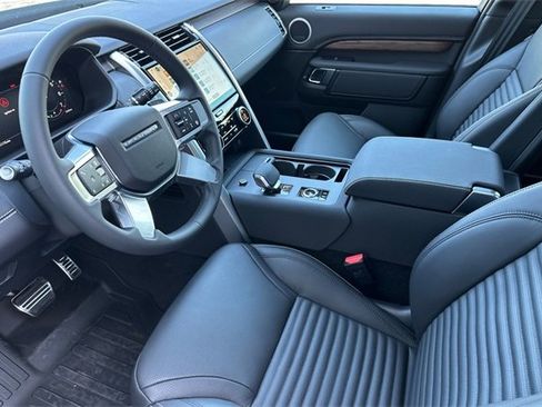 New 2025 Land Rover Discovery Dynamic SE image 9
