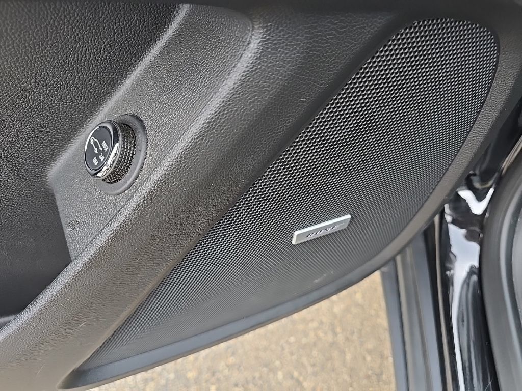 Used 2023 Chevrolet Traverse RS w/ LPO, Floor Liner Package AWD/4WD image 9