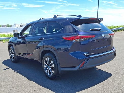 Used 2023 Toyota Highlander XLE FWD image 4