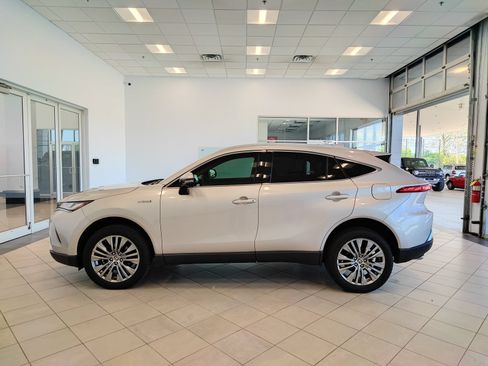 Used 2021 Toyota Venza XLE w/ Carpet Mat Package (TMS) AWD/4WD image 7