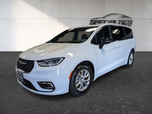 Used 2026 Chrysler Pacifica Limited FWD image 5