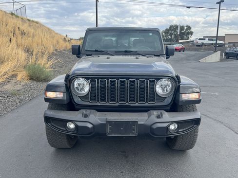 Used 2025 Jeep Gladiator Sport AWD/4WD image 2