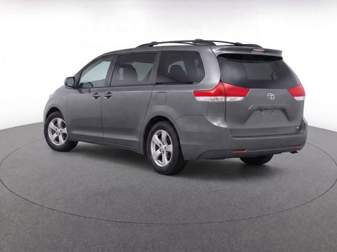Used 2013 Toyota Sienna LE w/ Towing Pkg FWD image 4
