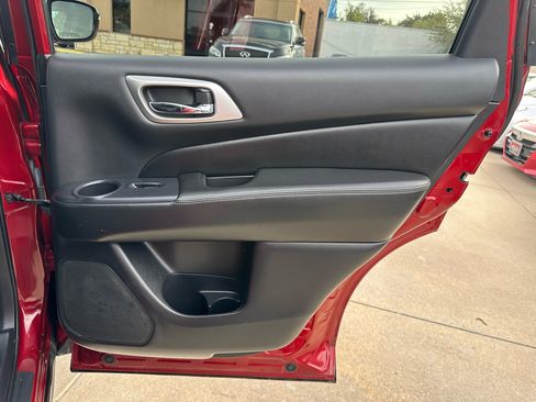 Used 2019 Nissan Pathfinder SV image 26