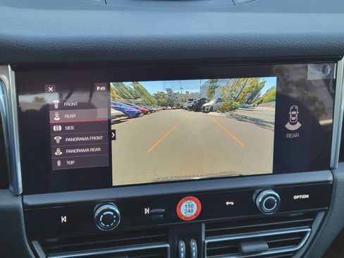 Used 2025 Porsche Macan image 18