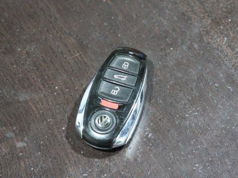 Used 2016 Volkswagen Touareg TDI image 2