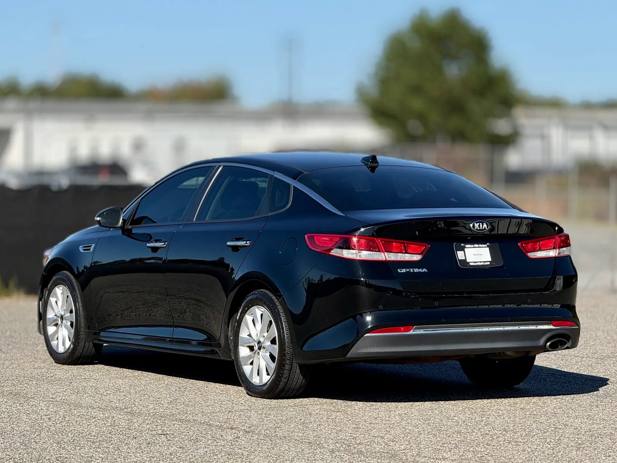 Used 2018 Kia Optima LX w/ 17" Alloy Wheels Package FWD image 10