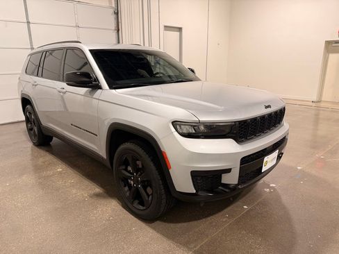 Used 2023 Jeep Grand Cherokee L Laredo image 3