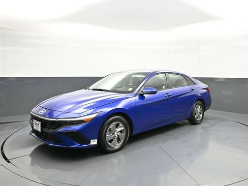 Certified 2025 Hyundai Elantra SE w/ Cargo Package FWD image 1