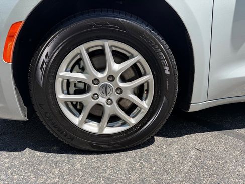 Used 2024 Chrysler Pacifica Touring-L FWD image 19