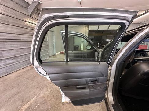 Used 2006 Ford Crown Victoria LX RWD image 24