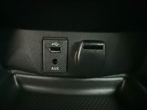 Used 2016 Nissan Rogue SV image 25