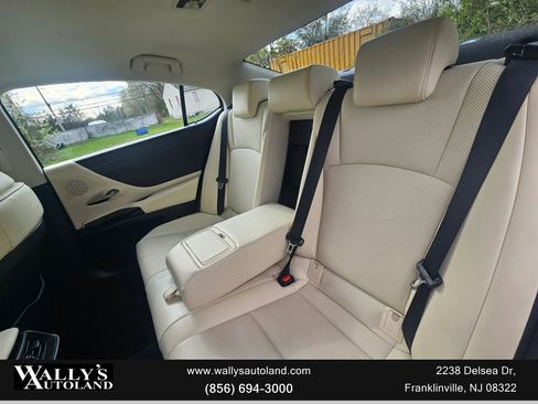 Used 2022 Lexus ES 300h w/ Premium Package image 39