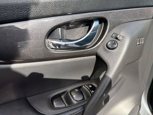 Used 2018 Nissan Rogue SV w/ Premium Package FWD image 19