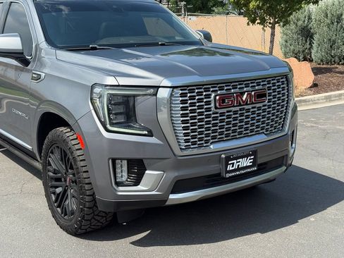 Used 2021 GMC Yukon XL Denali w/ Denali Premium Package AWD/4WD image 3