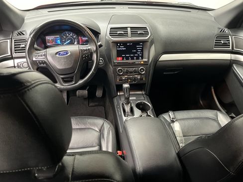 Used 2017 Ford Explorer XLT w/ Equipment Group 202A image 4