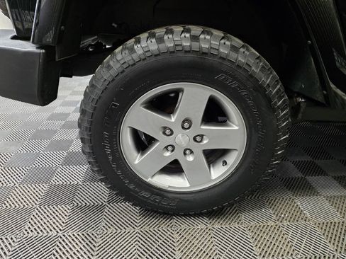 Used 2012 Jeep Wrangler Unlimited Rubicon w/ Dual Top Group AWD/4WD image 33