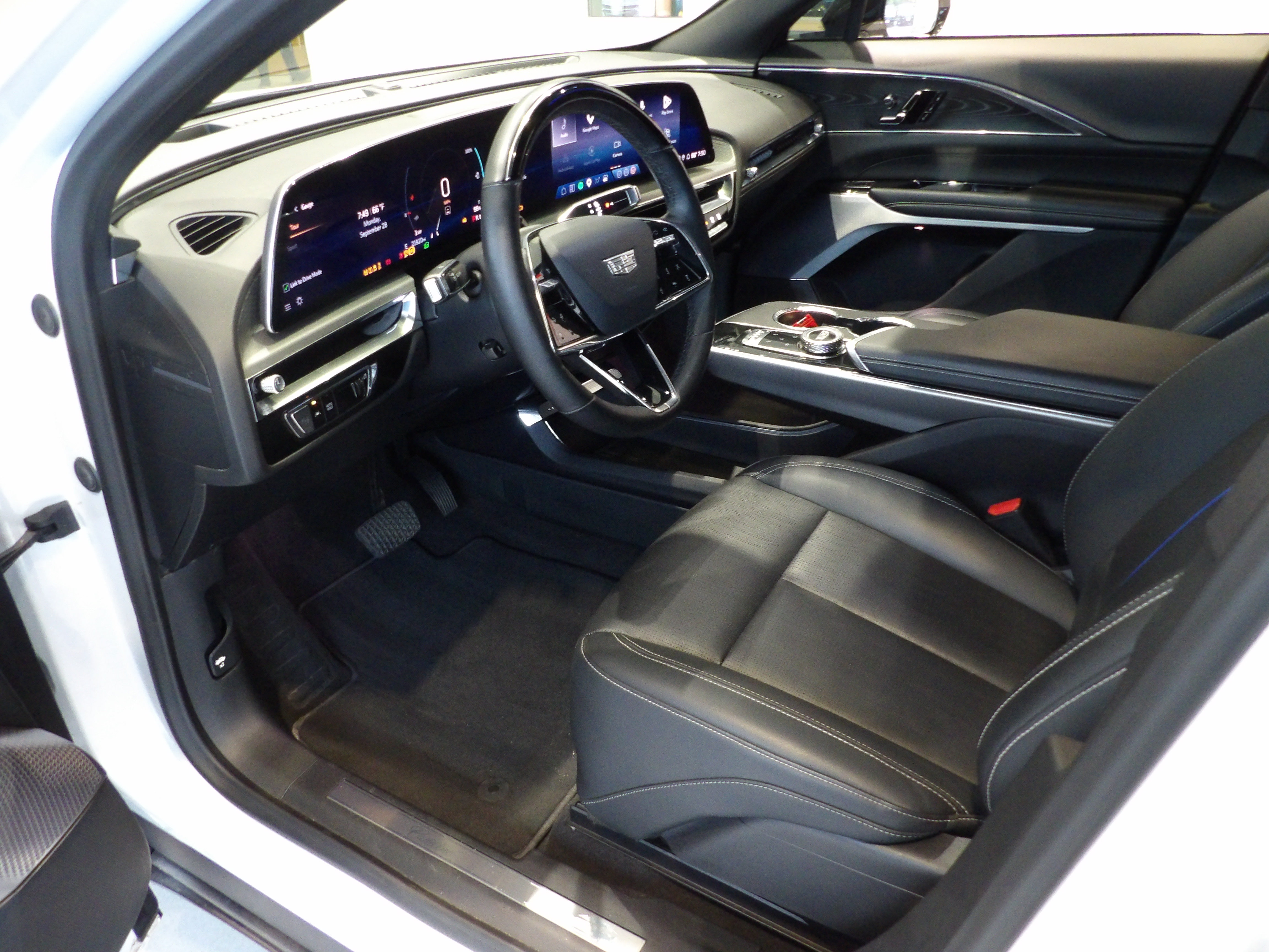 Used 2024 Cadillac Lyriq Luxury AWD/4WD image 10