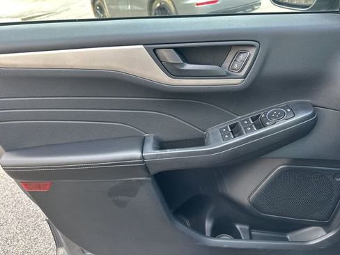 Used 2022 Ford Escape SE image 25