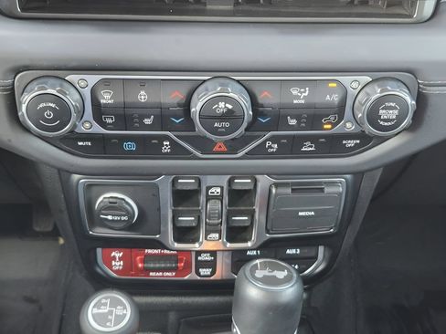 Used 2024 Jeep Wrangler Unlimited Rubicon 4xe AWD/4WD image 17