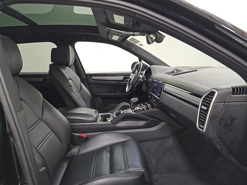 Used 2023 Porsche Cayenne Platinum Edition AWD/4WD image 15