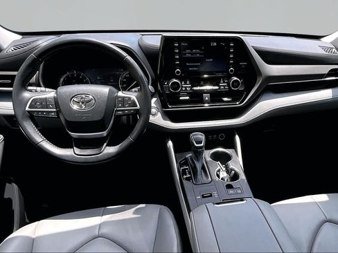 Used 2022 Toyota Highlander XLE FWD image 16