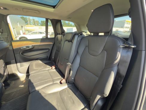 Certified 2022 Volvo XC90 T6 Momentum w/ Climate Package image 27