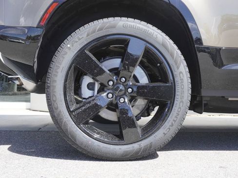 New 2026 Land Rover Defender 110 X-Dynamic SE AWD/4WD image 32