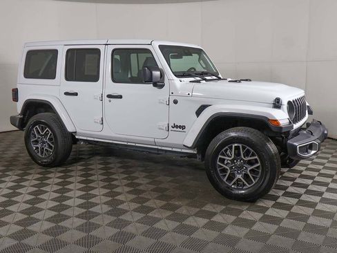 Used 2025 Jeep Wrangler Unlimited Sahara AWD/4WD image 12