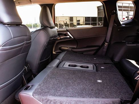 New 2025 Mitsubishi Outlander SE image 35