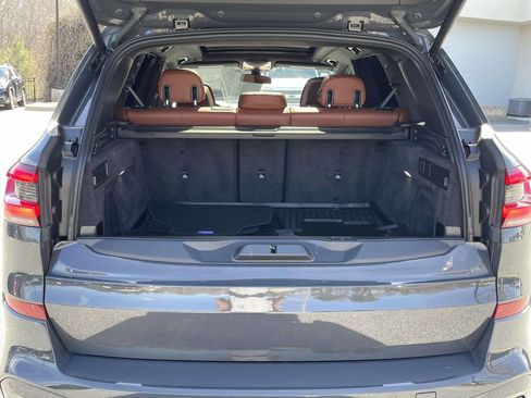 Used 2022 BMW X5 M50i image 9