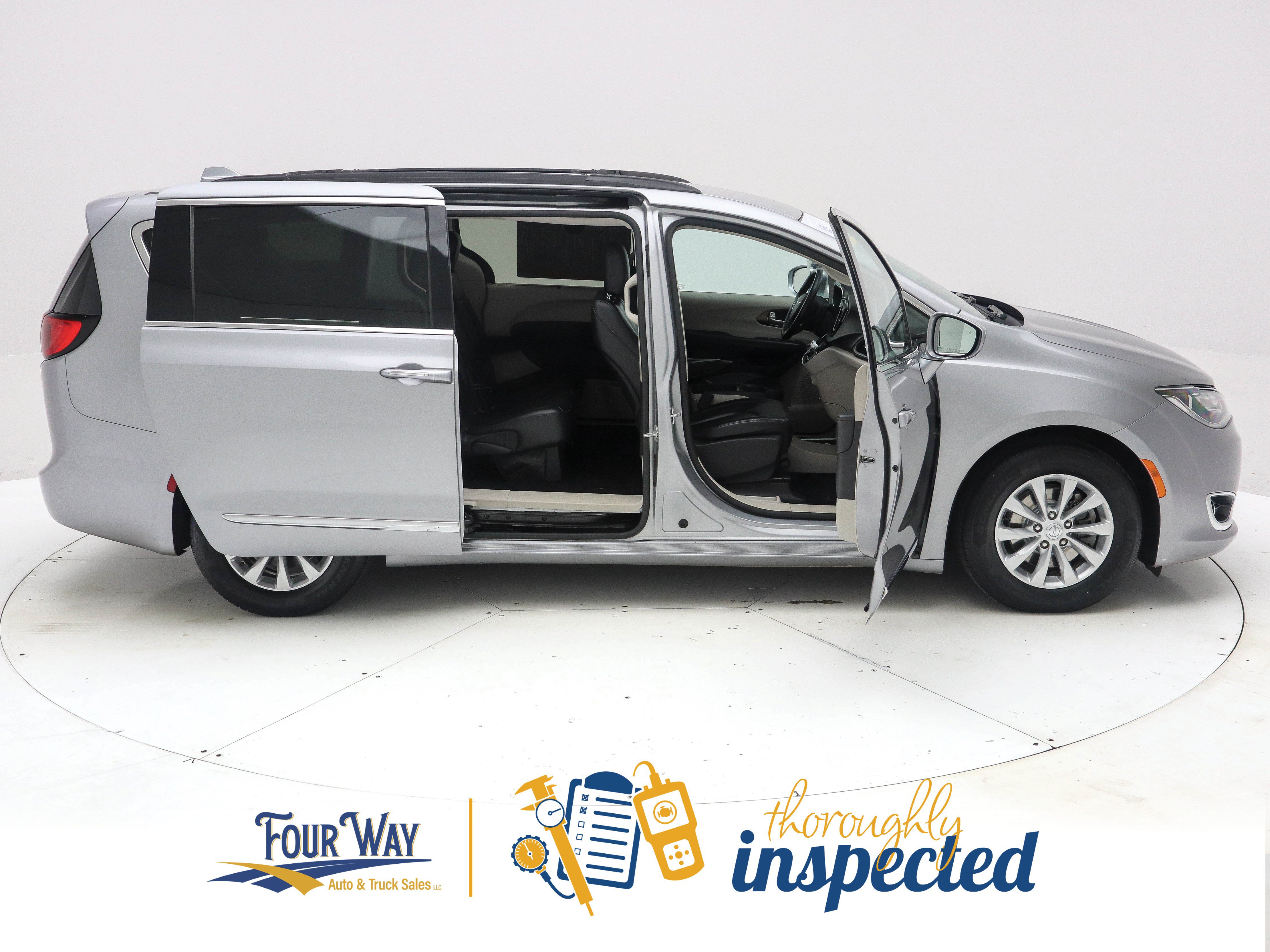 Used 2017 Chrysler Pacifica Touring-L FWD image 3