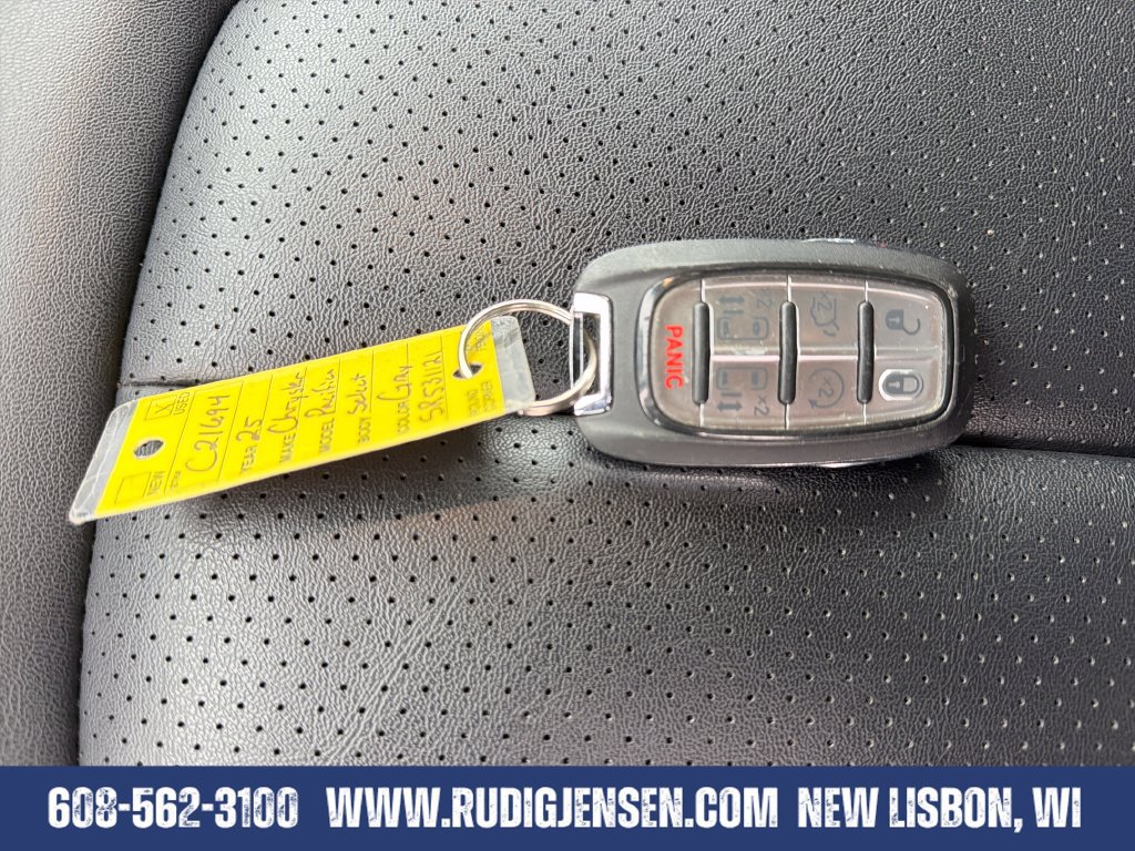Used 2025 Chrysler Pacifica Select FWD image 27