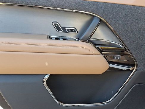 Used 2025 Land Rover Range Rover Sport SE image 16