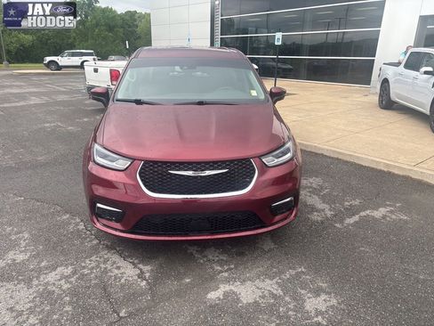 Used 2023 Chrysler Pacifica Touring-L FWD image 2