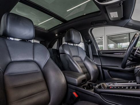 Used 2023 Porsche Macan AWD/4WD image 32