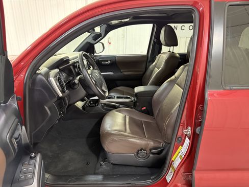 Used 2016 Toyota Tacoma Limited w/ Towing Package image 11