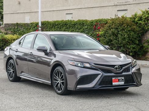 Used 2022 Toyota Camry SE FWD image 3