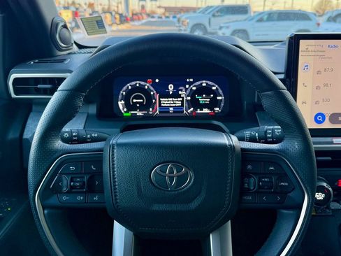 Used 2025 Toyota 4Runner Trailhunter image 21