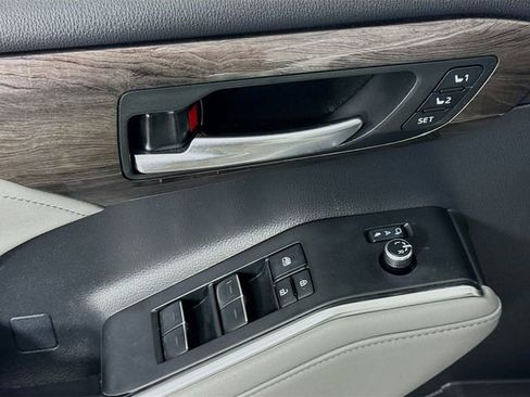 Used 2023 Toyota Highlander Platinum FWD image 17