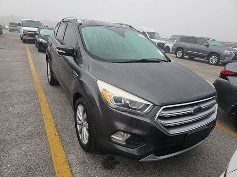 Used 2017 Ford Escape Titanium image 2