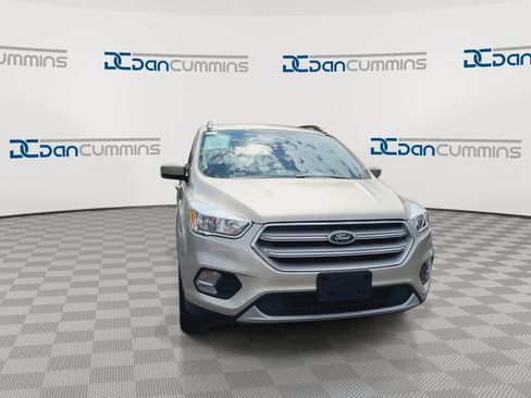 Used 2018 Ford Escape SE FWD image 3
