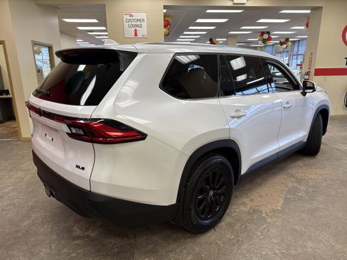 Certified 2024 Toyota Grand Highlander XLE image 10